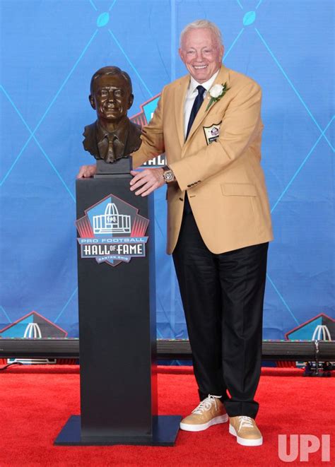 Photo: Jerry Jones poses with his bust at the Pro Football Hall of Fame - CAN20170805129 - UPI.com