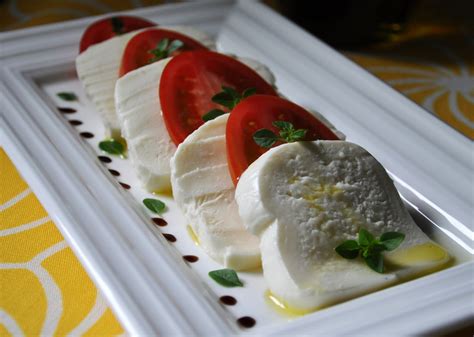 DeliciousEurope: Caprese salad (Insalata Caprese)