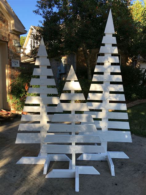 Easy pallet Christmas trees. | Pallet christmas tree, Christmas tree ...