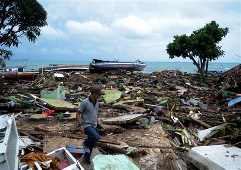 Indonesia tsunami death toll hits 373, rescuers search for more victims - National | Globalnews.ca