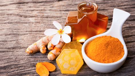 What A DIY Turmeric And Honey Face Mask Can Do For Your Skin