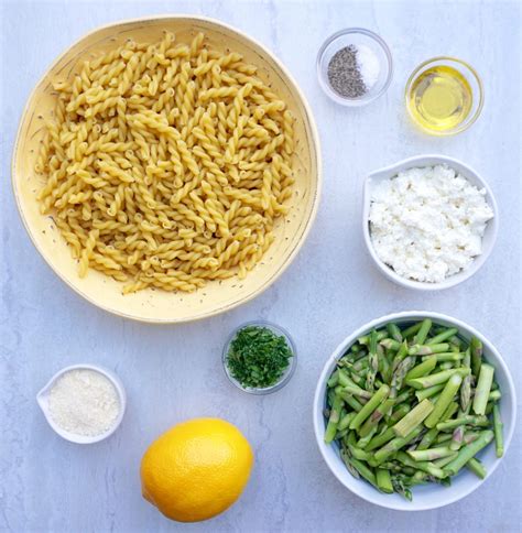 Lemon Asparagus Pasta is a one pot, easy vegetarian meal