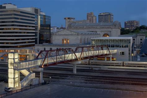 Freight House Pedestrian Bridge / BNIM | ArchDaily