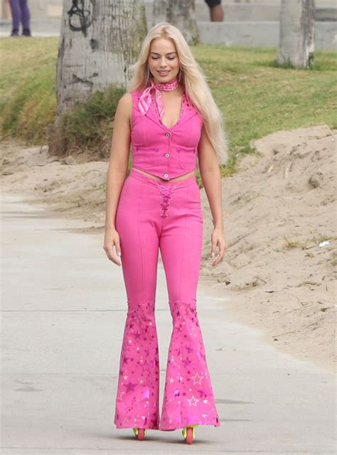 Margot Robbie Wearing Roller Skates - "Barbie" Set in Venice Beach 06 ...