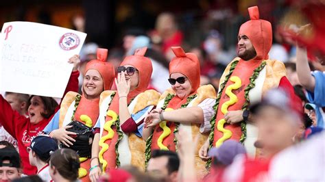 Phillies fans start stadium-wide food fight on $1 hot dog night | Fox News