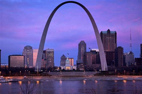File:Gateway Arch & St. Louis MO Riverfront at Dawn.jpg - Wikimedia Commons