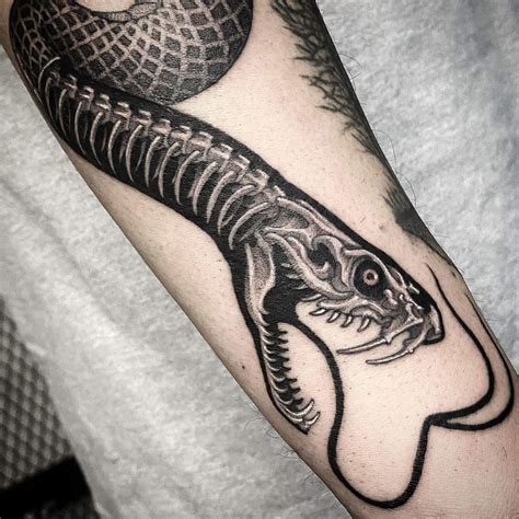 Discover 78+ snake tattoo on hand best - thtantai2