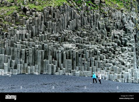 Tubular basalt columns at Reynisfjara beach, Southern Iceland Stock ...