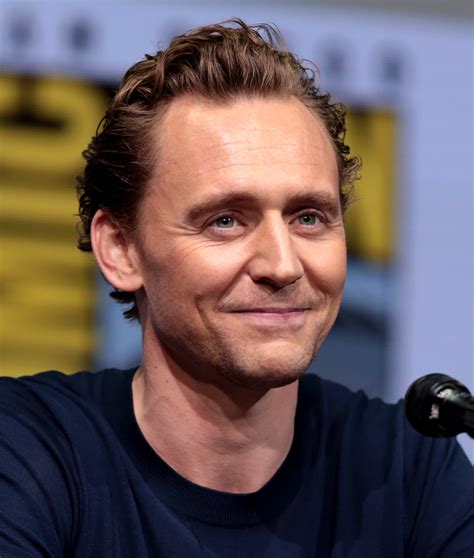 File:Tom Hiddleston (36243187025) (crop).jpg - Wikimedia Commons