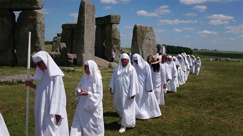 Procession at Druids High Noon Ceremony at Stonehenge - YouTube