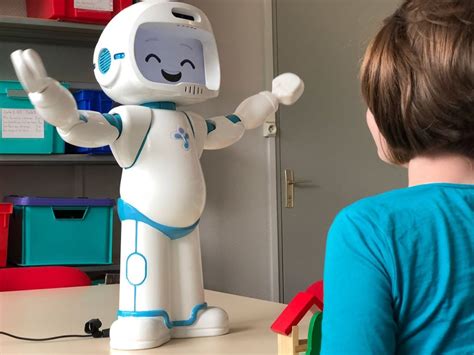 This Smiling Robot Helps Kids With Autism - GiddyUp