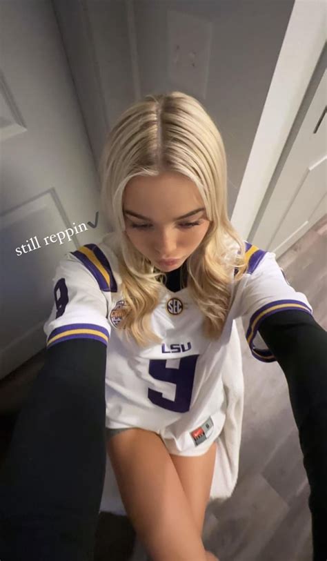 Livvy in her Joe Burrow jersey : r/oliviadunne