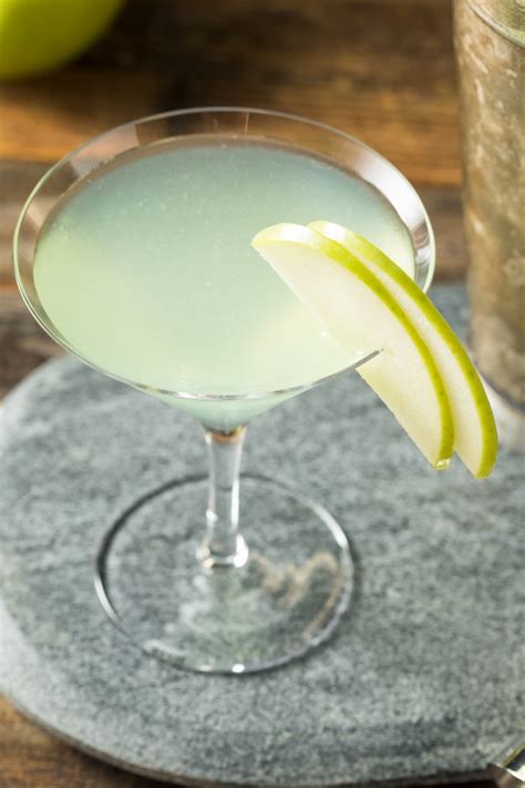 Appletini (Easy Cocktail Recipe) - Insanely Good