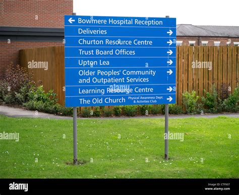 Countess of Chester Hospital signs at various locations on the site Stock Photo - Alamy