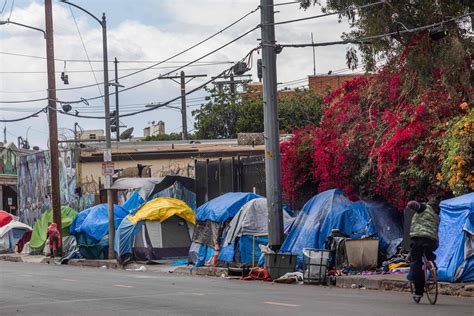 Coronavírus diminui voluntários e doações para moradores de rua de Los ...