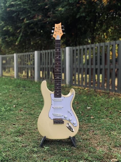 PRS Silver Sky SE Moon White captured in natural lighting : guitarporn