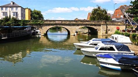 Oxford's Folly Bridge undergoes essential repairs - BBC News