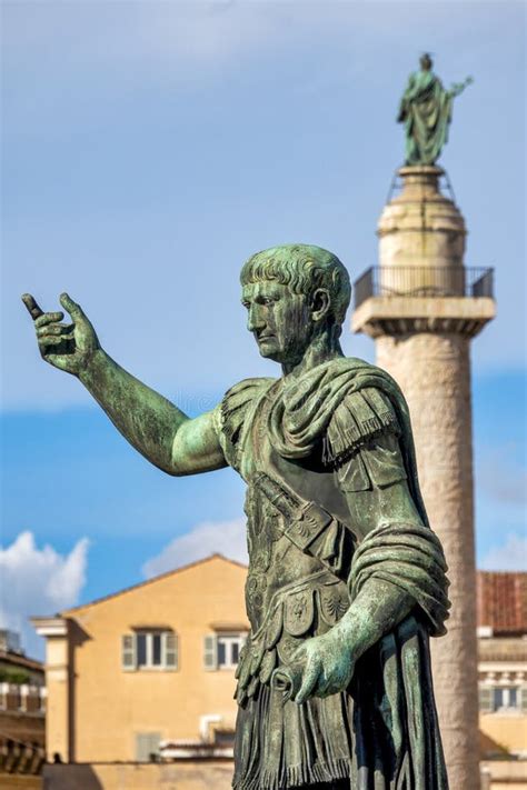 Kaiser Trajan-Statue stockbild. Bild von architektur - 38177893