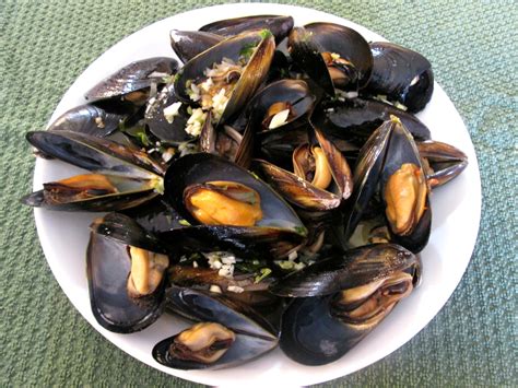 Mussels in a Lemon Garlic Butter Sauce - Poor Man's Gourmet Kitchen