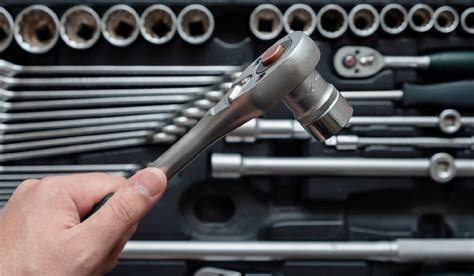 10 Useful Tools Every Car Mechanic Should Have at All Times - Old Cars Weekly Guides