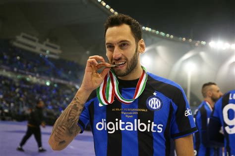 VIDEO – Gli auguri dell'Inter per Calhanoglu, il simbolo della riscossa