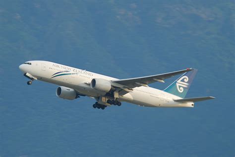 File:Air New Zealand Boeing 777-200; ZK-OKH@HKG;31.07.2011 614vm ...