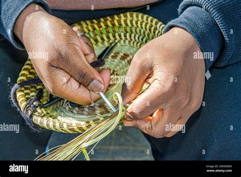 Gullah basket weaving hi-res stock photography and images - Alamy