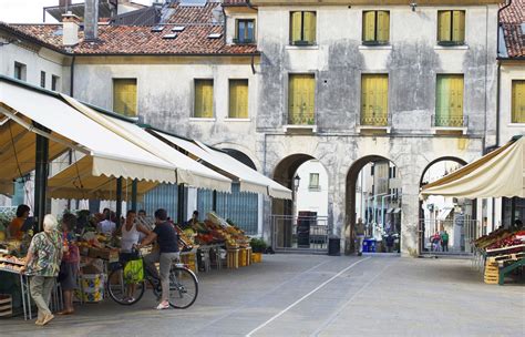 Mercato di frutta, Treviso | Countries of the world, Treviso, Italy