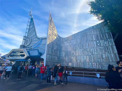 Tomorrowland Has a GORGEOUS New Mural in Disneyland! | the disney food blog