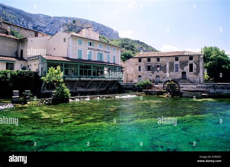 France, Vaucluse, Fontaine de Vaucluse village and Sorgue river Stock Photo: 6799718 - Alamy