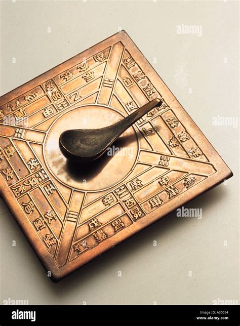 Ancient chinese compass hi-res stock photography and images - Alamy