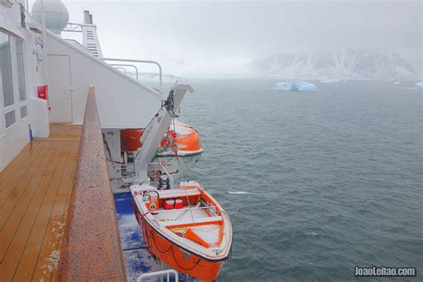 Antarctica 15-day cruise ship crossing the 66º circle