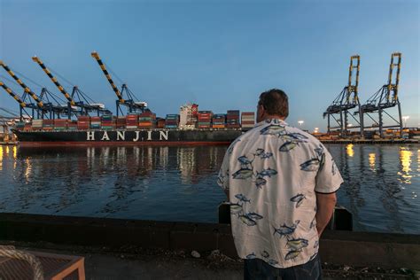 Why Are These Massive Cargo Ships Trapped At 29 US Ports? | Gizmodo Australia