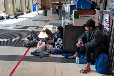 Migrants sleep in Chicago police stations as shelters strain | Reuters