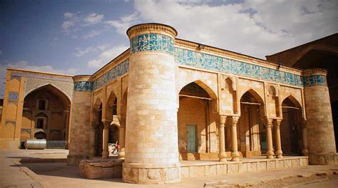 The Atiq Mosque was constructed during the reign of Amr Laith. Amr was