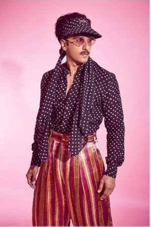 Look at weird fashion of Ranveer Singh, pictures will make you laugh | NewsTrack English 1