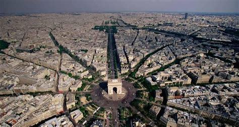 Vue aérienne de l’Arc de triomphe et de la place Charles-de-Gaulle à ...