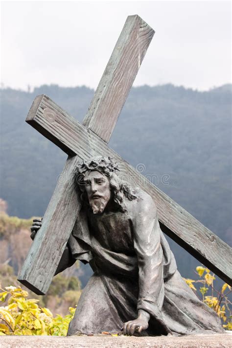 Sculpture Of Jesus Christ On The Cross - HooDoo Wallpaper