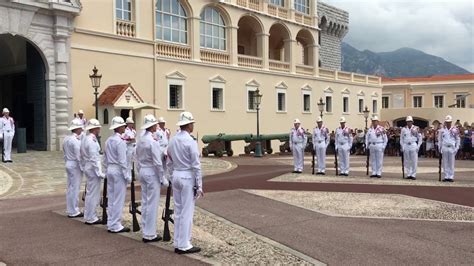 Changing of the guard at the Royal Palace in Monaco - YouTube