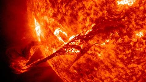 Solar flare alert! Powerful M-class solar flare could hit Earth today ...