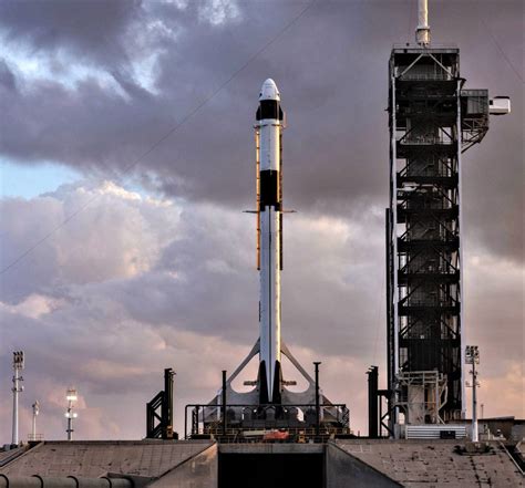 Crew Dragon DM-1 Falcon 9 B1051 rollout (SpaceX) 3 square(c) - TESLARATI