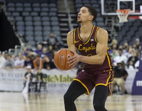 No. 22 Loyola Chicago routs Evansville for 10th straight win | AP News