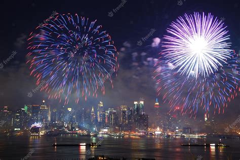 Premium Photo | Manhattan fireworks show