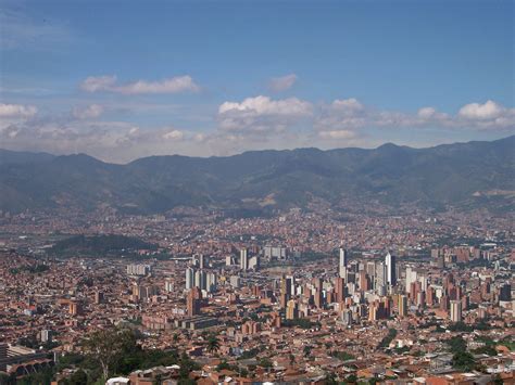 File:Panoramica de Medellin-Colombia.jpg - Wikipedia