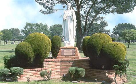 Sacred Heart Statue at San Fernando Mission Cemetery (photo)