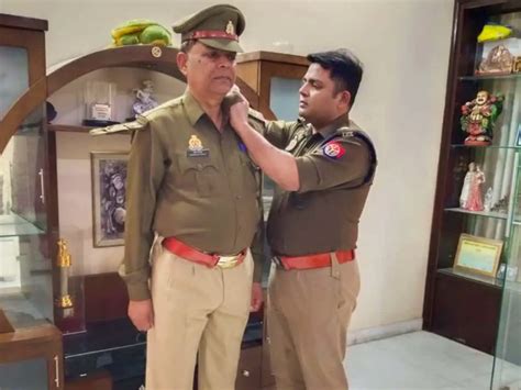 Proud Moment: IPS son puts star on newly promoted father's uniform, ips ...