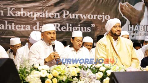 Purworejo Bersholawat, Ribuan Syekhermania Banjiri Alun-alun Purworejo ...