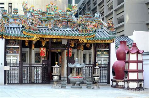 Yueh Hai Ching Teochew Chinese Taoist temple Phillip Street Singapore Photograph by Imran Ahmed ...