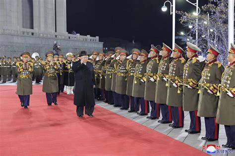 Kim Jong Un shows off daughter, missiles at N. Korean parade ...