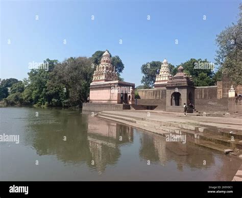 Temples on krishna river maharashtra hi-res stock photography and images - Alamy